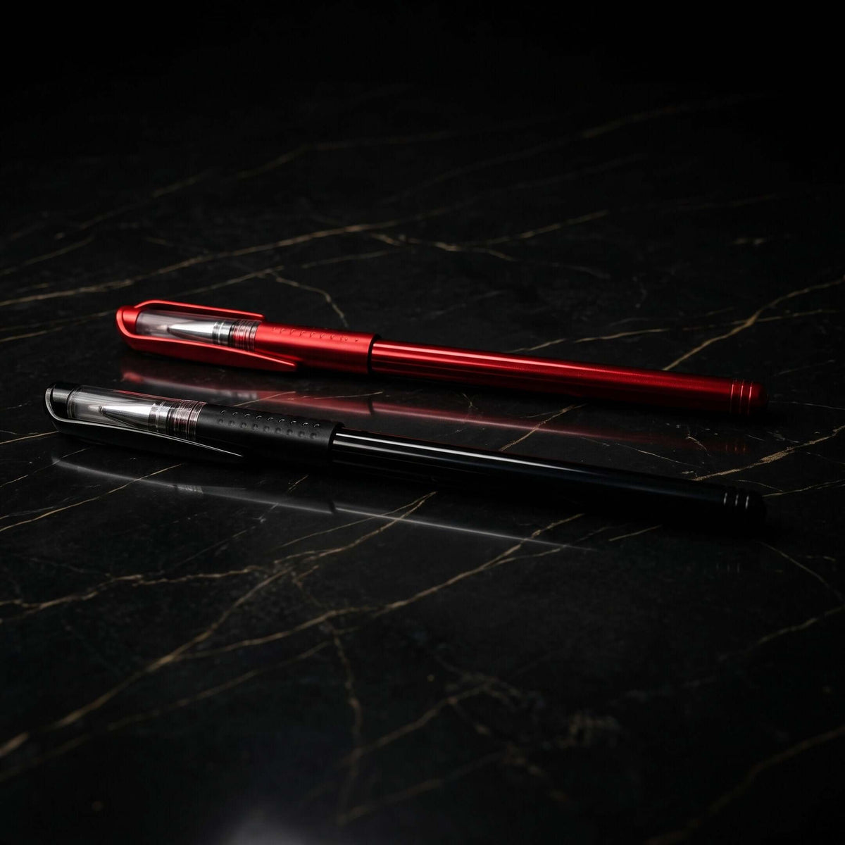 Marcador de precisão vermelho e preto para desenhos prévios de sobrancelhas e lábios em micropigmentação