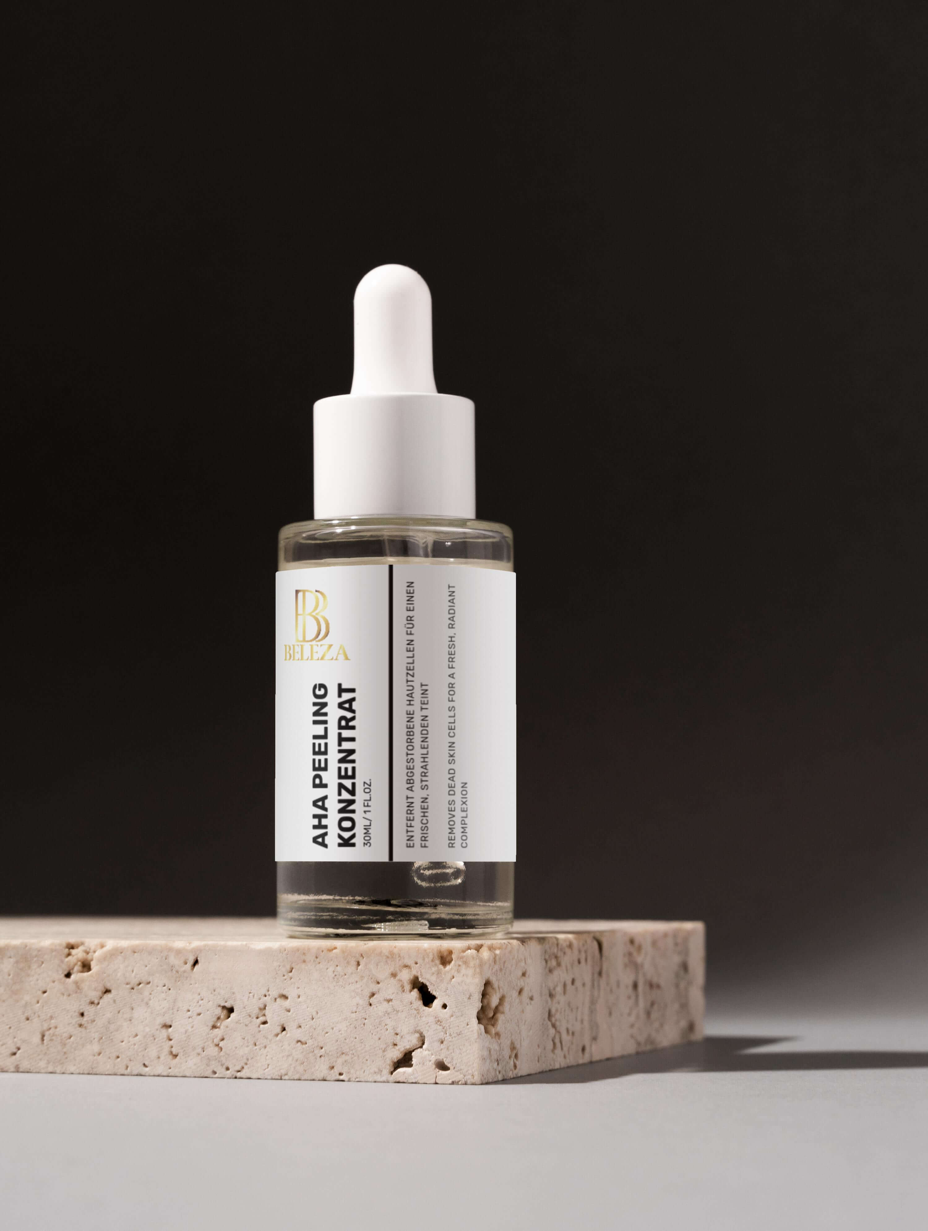 AHA Peeling Konzentrat Flasche auf Steinplatte, 10% Milchsäure für strahlende Haut.