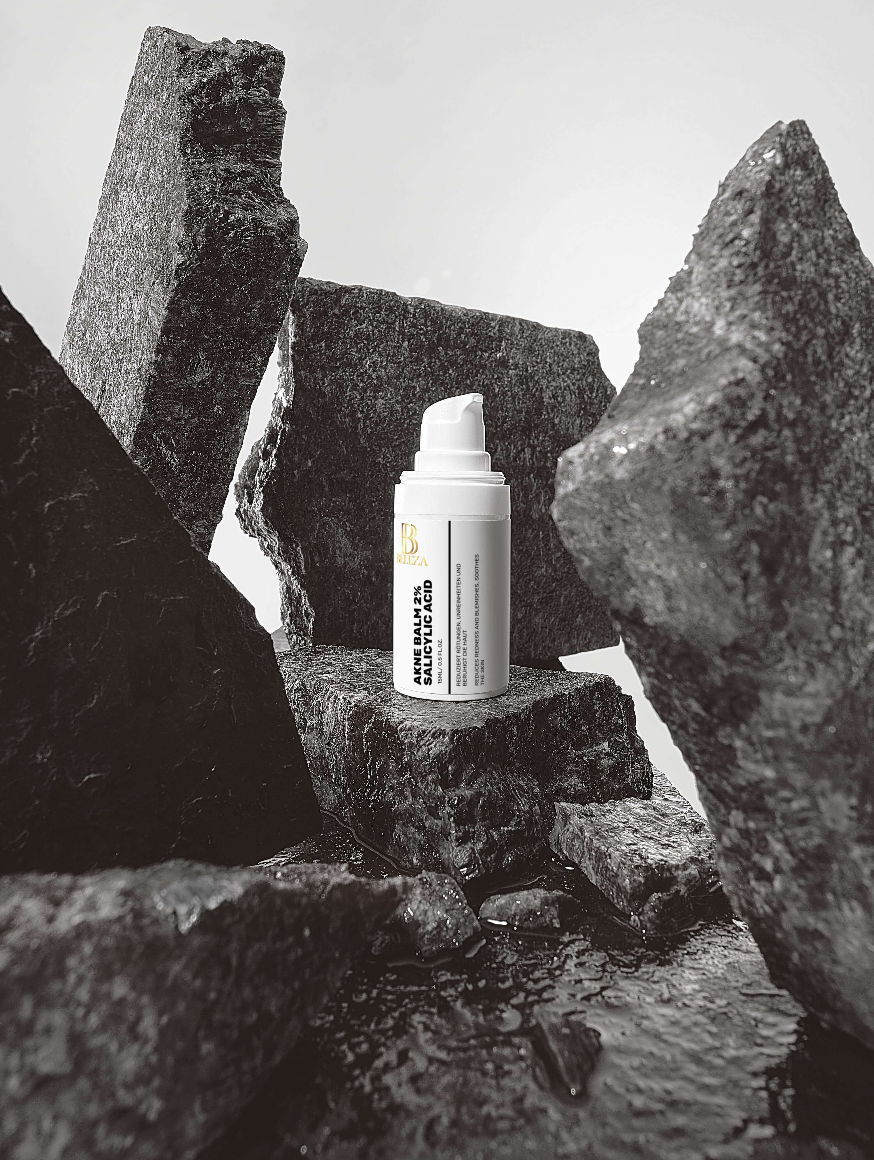 Akne Balm 2% Salicylsäure auf steinigen Untergrund mit Teebaumöl für klare Haut bei Unreinheiten.
