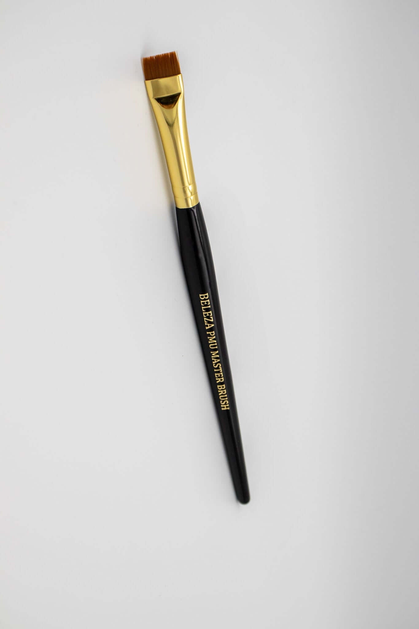 PMU Master Brush – professioneller Pinsel für präzise Permanent Make-up-Anwendungen, ideal für detailgetreue und gleichmäßige Ergebnisse.